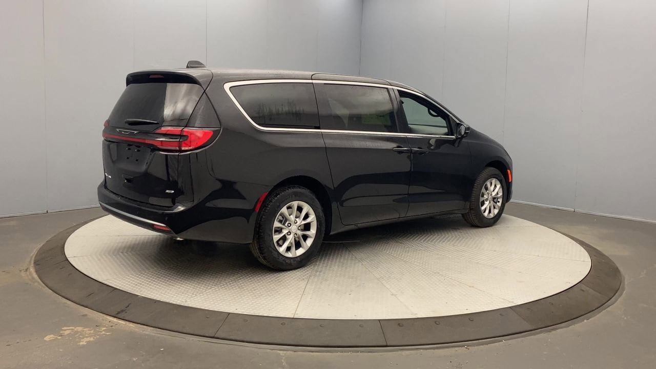 New 2027 Chrysler Pacifica Select w/ Family Tech Group AWD/4WD image 5