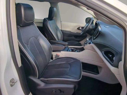 Used 2023 Chrysler Pacifica Limited FWD image 26