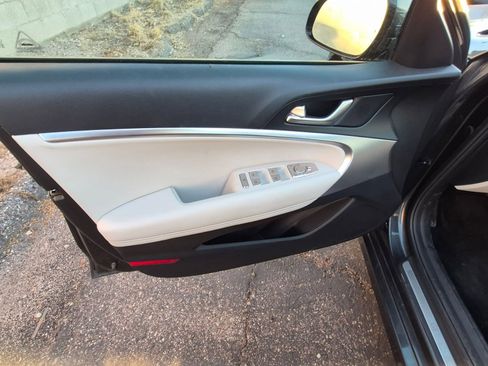 Used 2025 Genesis G70 2.5T image 9