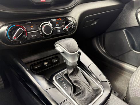 Used 2025 Kia Soul LX w/ LX Technology Package FWD image 39