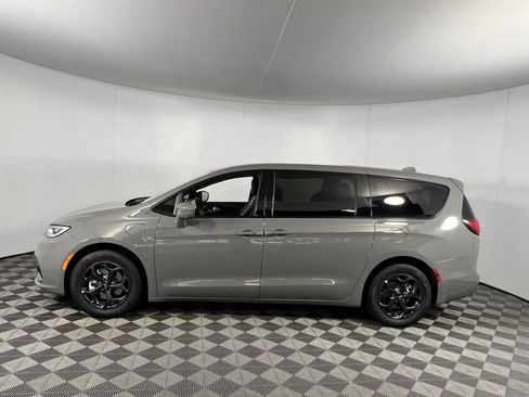 Used 2022 Chrysler Pacifica Limited w/ Uconnect Theater Family Group image 11