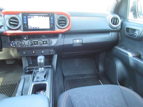 Used 2016 Toyota Tacoma TRD Sport w/ Towing Package AWD/4WD image 17
