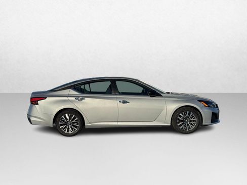 Used 2024 Nissan Altima 2.5 SV image 2