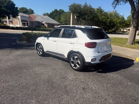 Used 2024 Hyundai Venue Limited FWD image 10