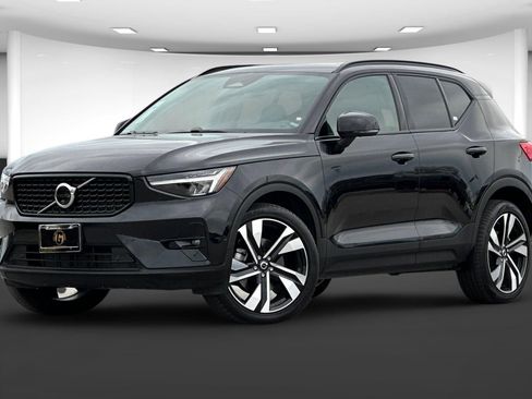Used 2025 Volvo XC40 B5 Plus image 2