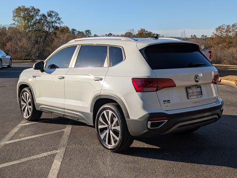 Used 2023 Volkswagen Taos SE w/ Panoramic Sunroof Package image 7