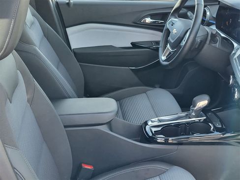 Used 2025 Chevrolet Trax LT w/ LT Convenience Package image 14