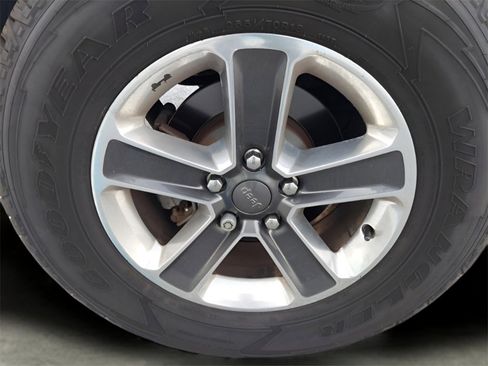 Used 2018 Jeep Wrangler Unlimited Sahara image 31