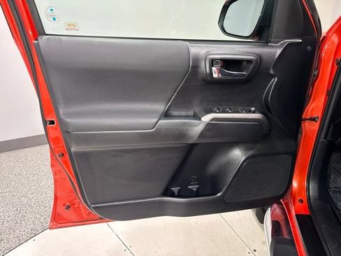Used 2018 Toyota Tacoma SR5 AWD/4WD image 10