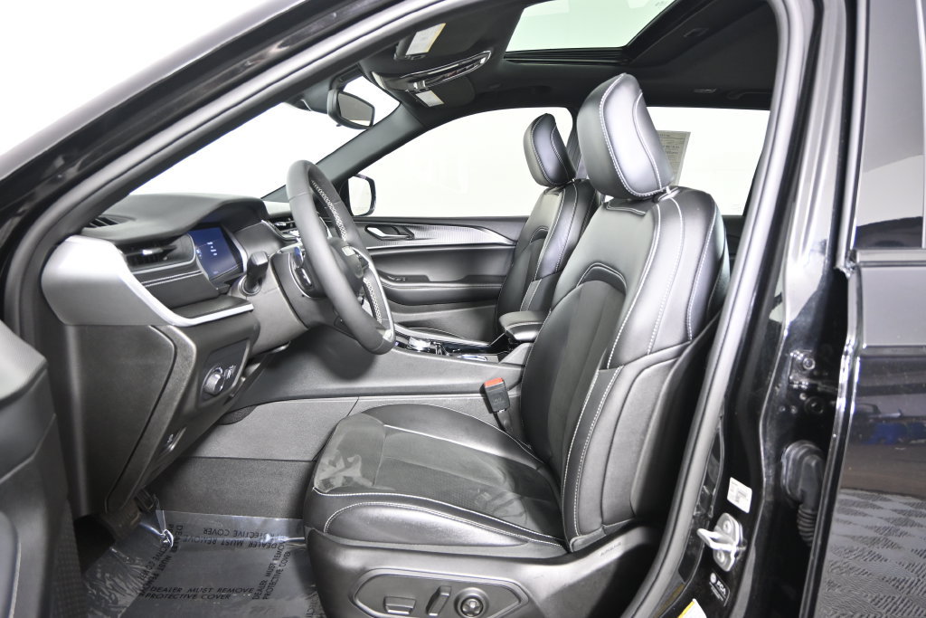 Used 2023 Jeep Grand Cherokee Altitude AWD/4WD image 20