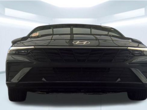 Used 2025 Hyundai Elantra SE FWD image 11