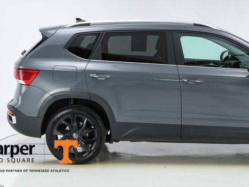 Used 2023 Volkswagen Taos SE w/ Panoramic Sunroof Package FWD image 11