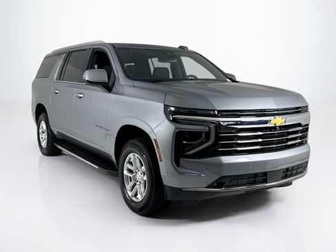 Used 2025 Chevrolet Suburban LT w/ Comfort Package RWD image 7