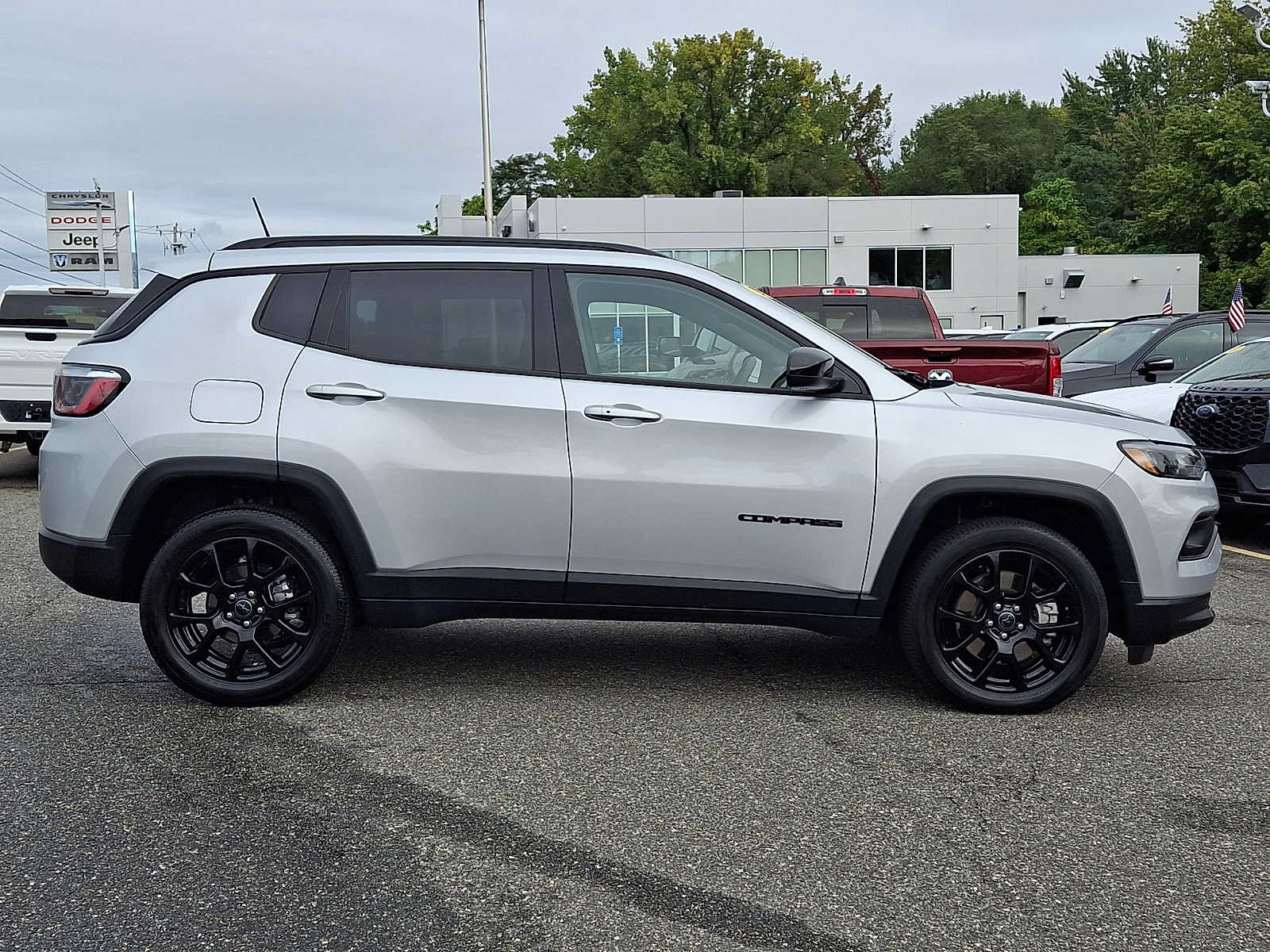 Certified 2025 Jeep Compass Latitude w/ Convenience Group AWD/4WD image 7