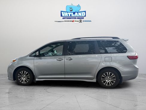 Used 2020 Toyota Sienna XLE w/ XLE Navigation Package FWD image 2