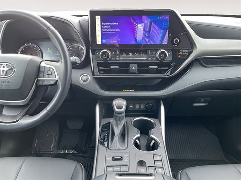 Used 2023 Toyota Highlander XLE image 11