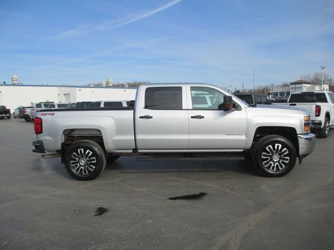 Used 2019 Chevrolet Silverado 2500 W/T w/ WT Convenience Package image 3