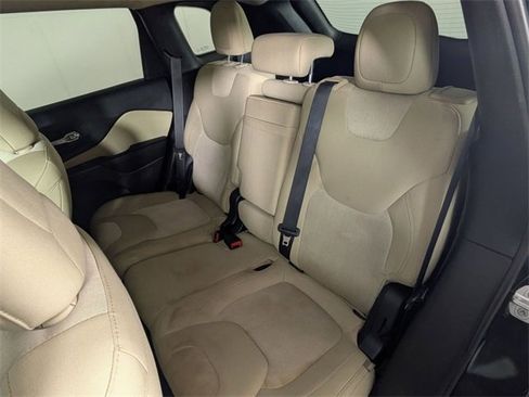 Used 2016 Jeep Cherokee Sport image 24