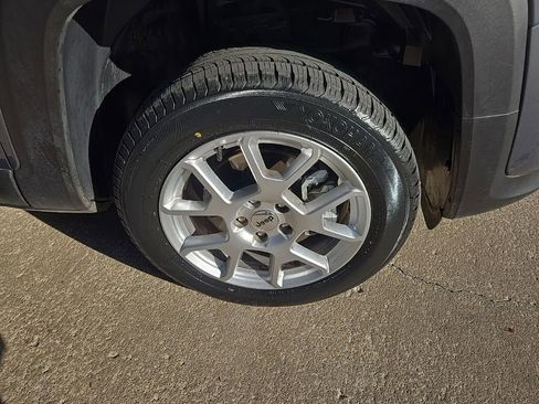 Used 2023 Jeep Renegade Latitude AWD/4WD image 19