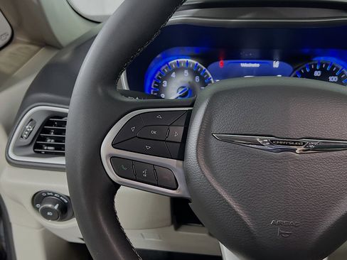 Used 2022 Chrysler Pacifica Touring-L image 19