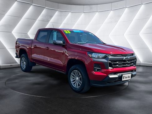Used 2023 Chevrolet Colorado LT w/ LT Convenience Package II AWD/4WD image 7