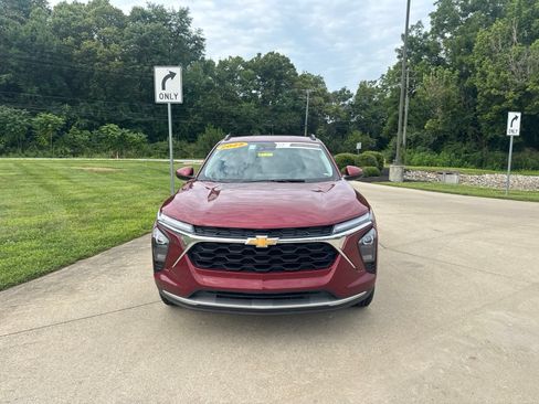 Used 2025 Chevrolet Trax LT FWD image 2