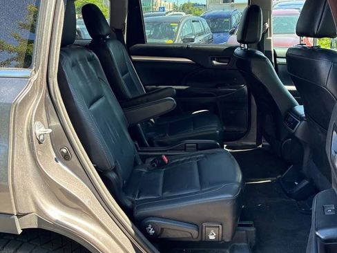 Used 2016 Toyota Highlander XLE AWD/4WD image 25