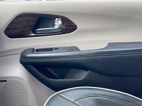 Used 2022 Chrysler Pacifica Limited FWD image 28