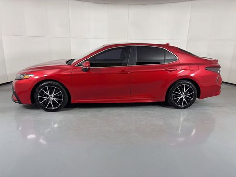 Used 2023 Toyota Camry SE FWD image 5