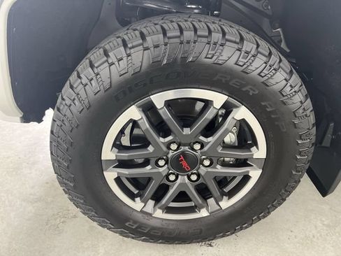 Used 2025 Toyota Tacoma TRD Sport AWD/4WD image 32
