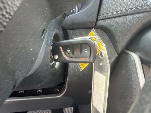 Used 2021 Toyota RAV4 LE AWD/4WD image 18