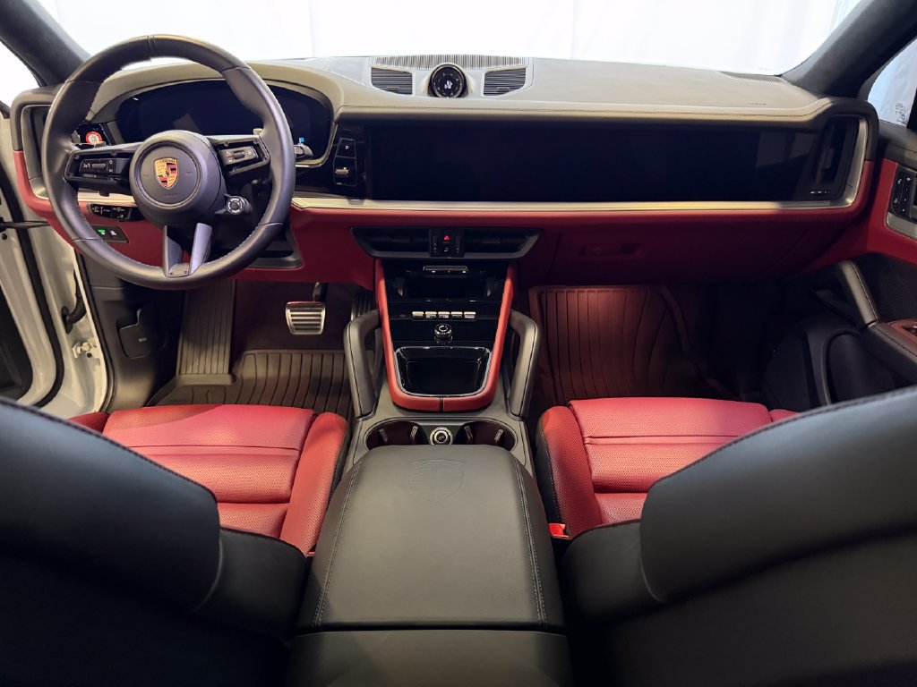 Used 2025 Porsche Cayenne GTS AWD/4WD image 17