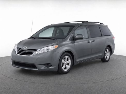 Used 2013 Toyota Sienna LE w/ Towing Pkg FWD image 2