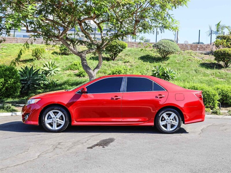 Used 2014 Toyota Camry SE FWD image 2