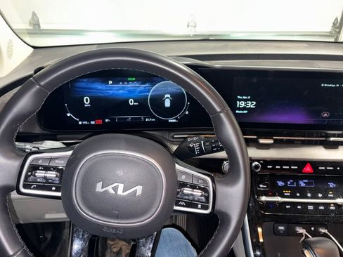 Used 2024 Kia Carnival SX image 3