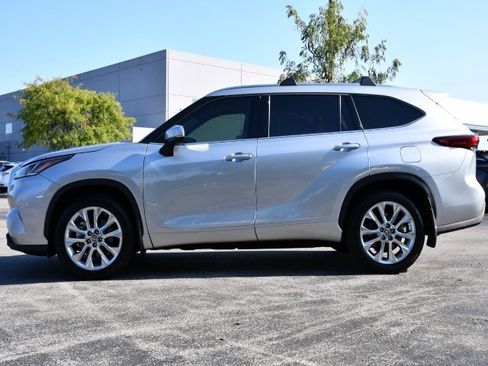 Used 2023 Toyota Highlander Limited image 4