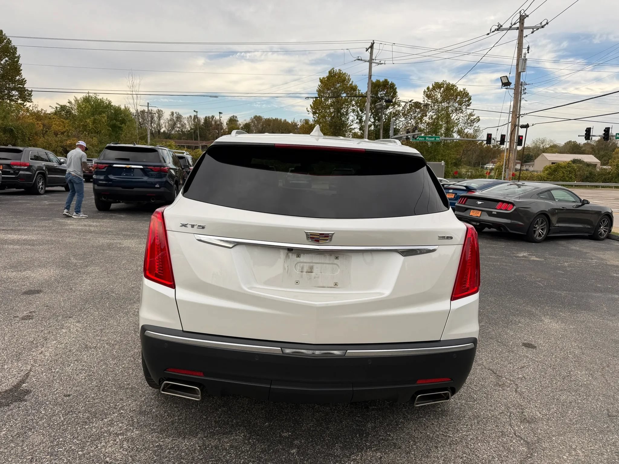 Used 2017 Cadillac XT5 Luxury w/ Driver Awareness Package FWD image 4