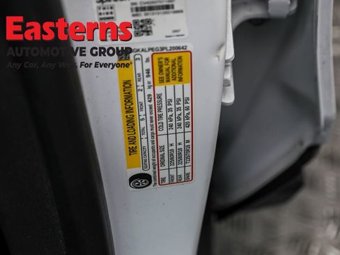 Used 2023 GMC Terrain SLT image 36