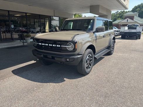 New 2026 Ford Bronco Outer Banks AWD/4WD image 1
