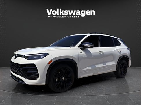 Certified 2025 Volkswagen Tiguan SE R-Line AWD/4WD image 4