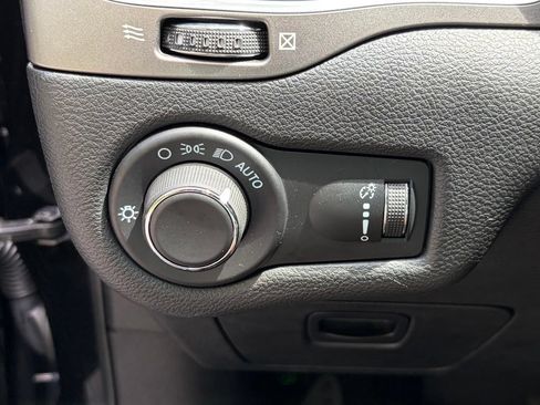 Used 2021 Jeep Cherokee Latitude w/ Mopar Interior Package AWD/4WD image 23
