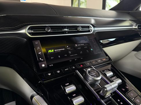 Used 2025 Aston Martin V8 Vantage Coupe RWD image 32
