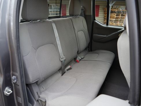 Used 2016 Nissan Frontier SV image 27