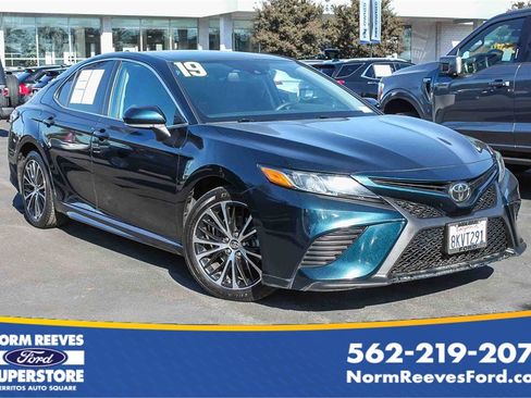 Used 2019 Toyota Camry SE image 1