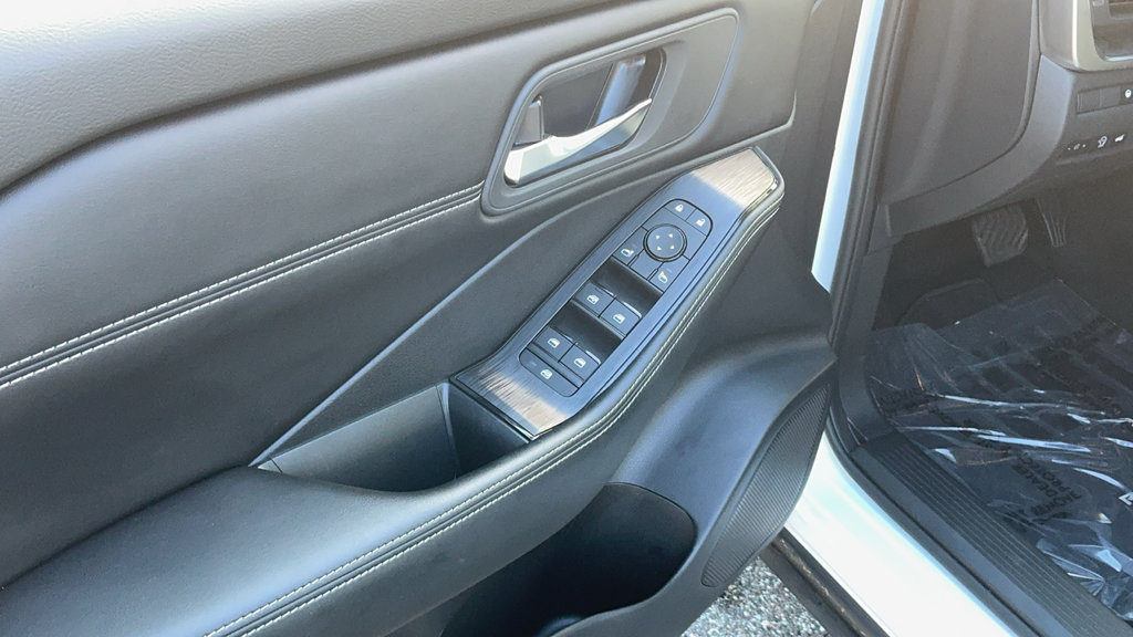 Used 2025 Nissan Rogue SV w/ SV Premium Package AWD/4WD image 17