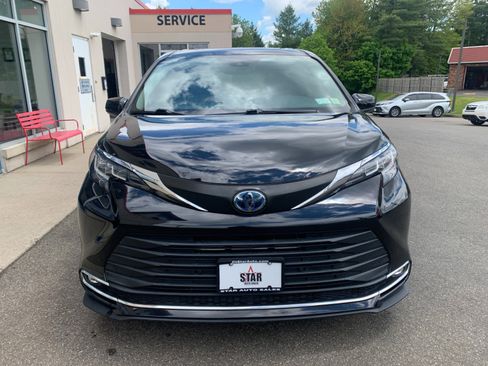 Used 2022 Toyota Sienna XLE AWD/4WD image 2