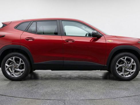 Used 2025 Chevrolet Trax LT FWD image 11