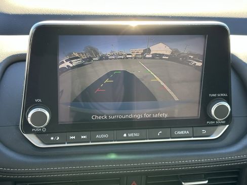 Used 2024 Nissan Rogue SV image 5