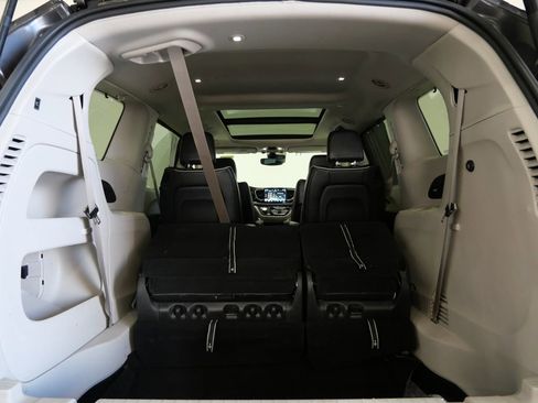Used 2023 Chrysler Pacifica Limited FWD image 29