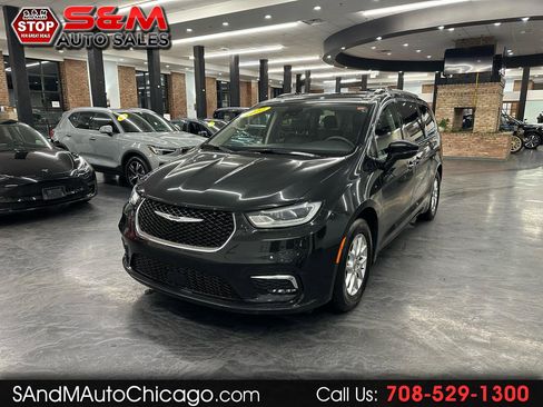 Used 2022 Chrysler Pacifica Touring-L image 1